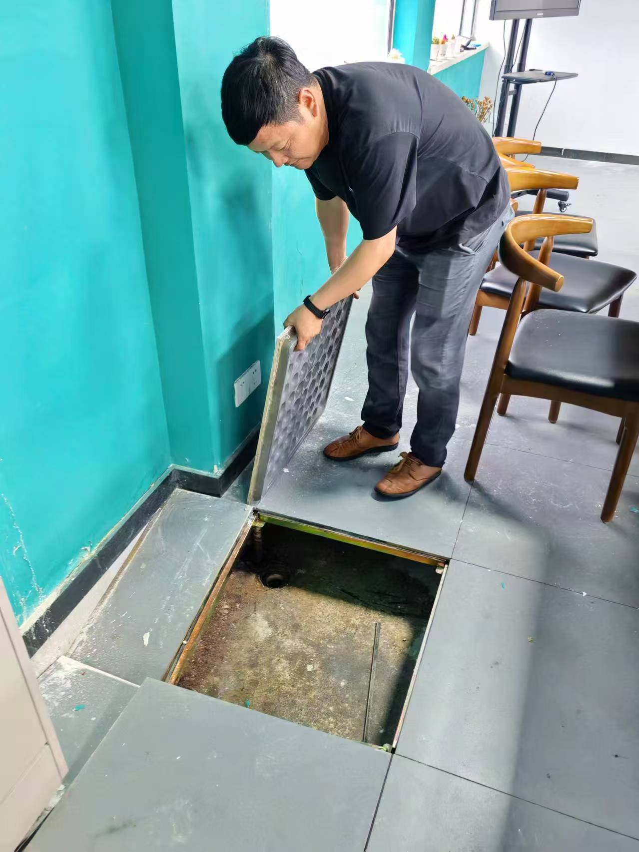 地板凹陷